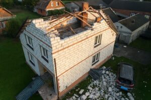 Zniszczony dom w Wyrykach – wpadka wojska czy kompromitacja rządu?